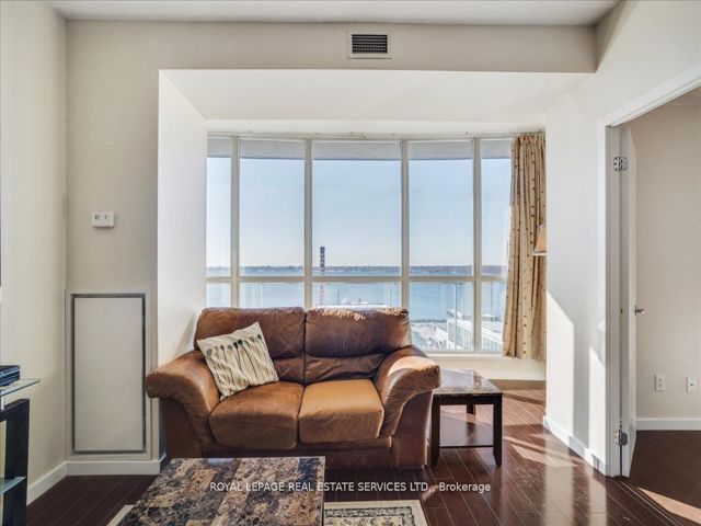 1007 - 218 Queens Quay  W