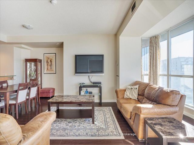 1007 - 218 Queens Quay  W