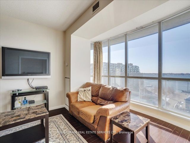 1007 - 218 Queens Quay  W