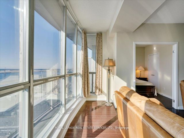 1007 - 218 Queens Quay  W