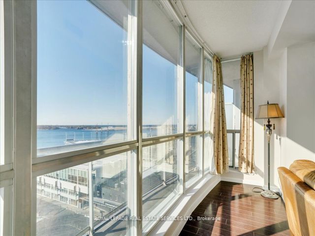 1007 - 218 Queens Quay  W