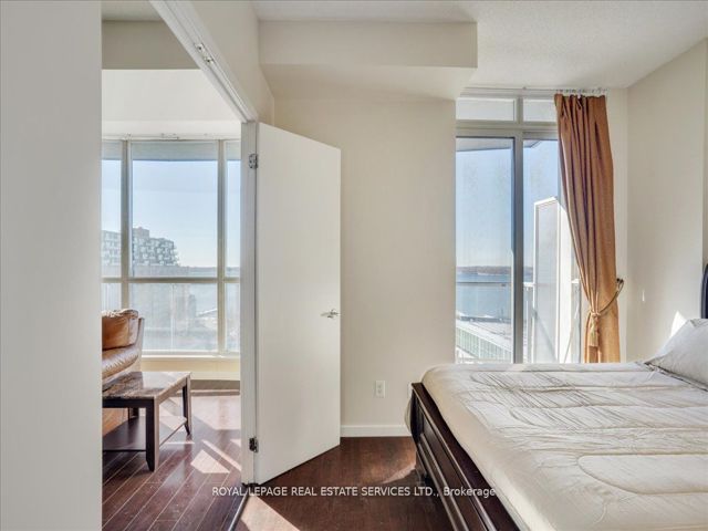 1007 - 218 Queens Quay  W