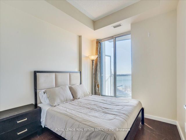 1007 - 218 Queens Quay  W