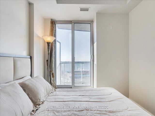 1007 - 218 Queens Quay  W