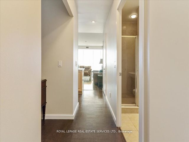 1007 - 218 Queens Quay  W