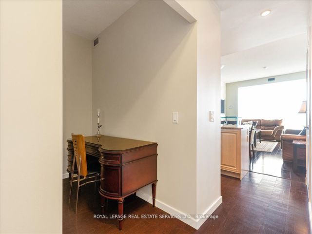 1007 - 218 Queens Quay  W