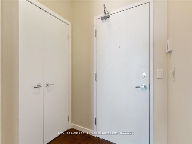 1007 - 218 Queens Quay  W