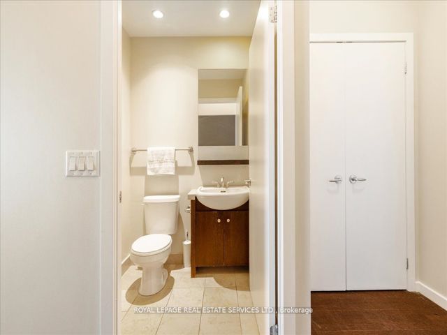 1007 - 218 Queens Quay  W