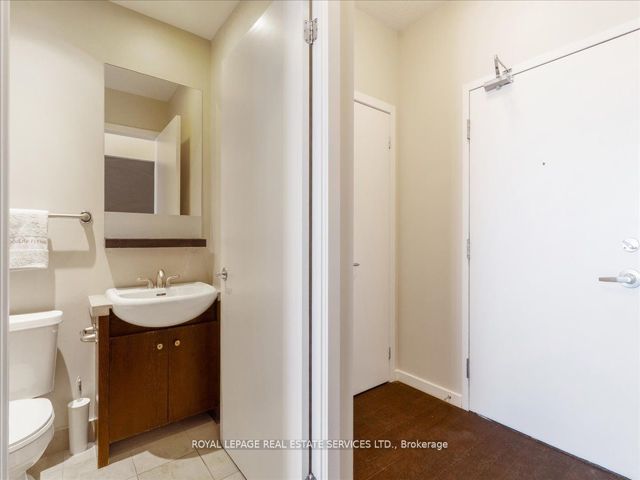 1007 - 218 Queens Quay  W