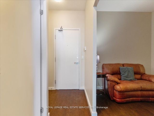 1007 - 218 Queens Quay  W