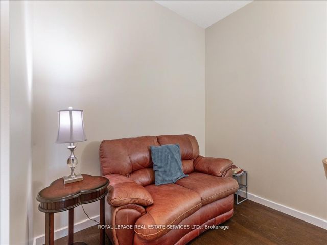 1007 - 218 Queens Quay  W