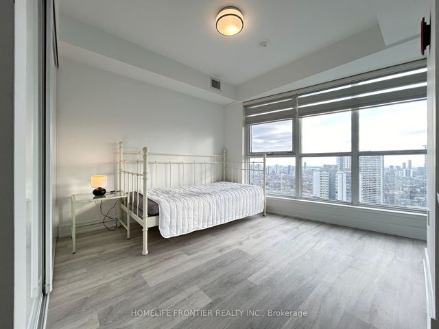 2219 - 585 Bloor St E