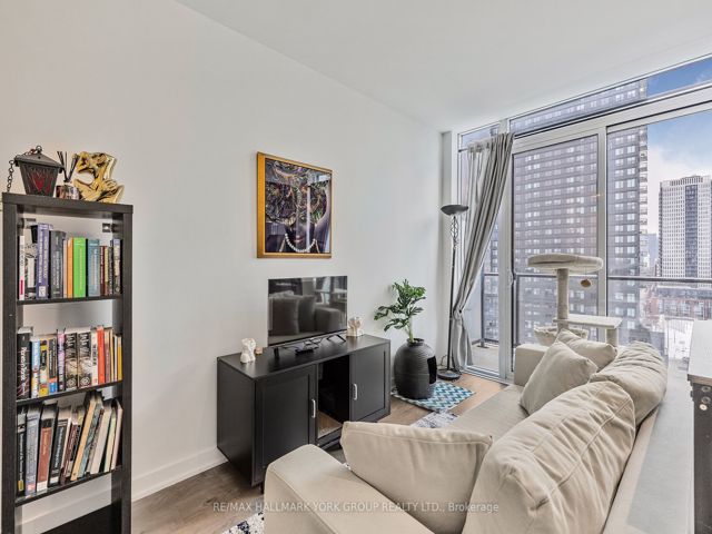 1112 - 5 Defries St