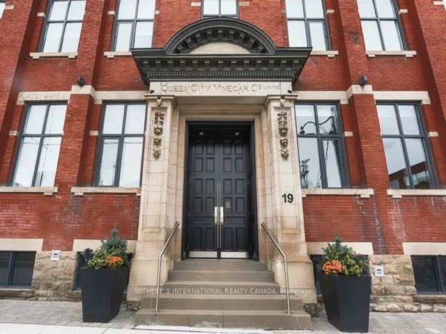 107 - 19 River St