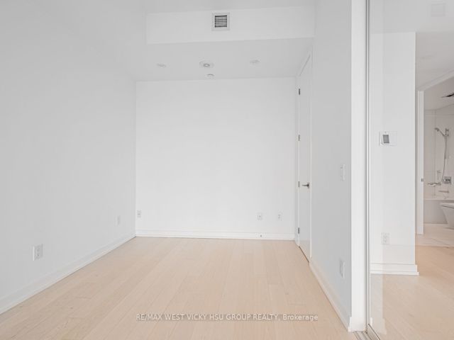 5302 - 488 University Ave