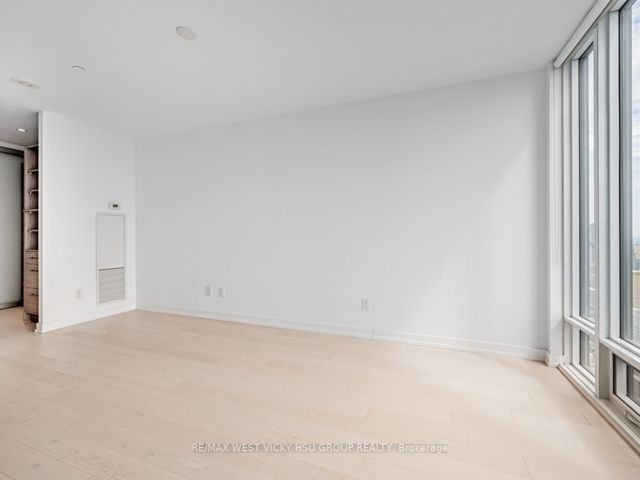 5302 - 488 University Ave