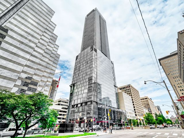 5302 - 488 University Ave