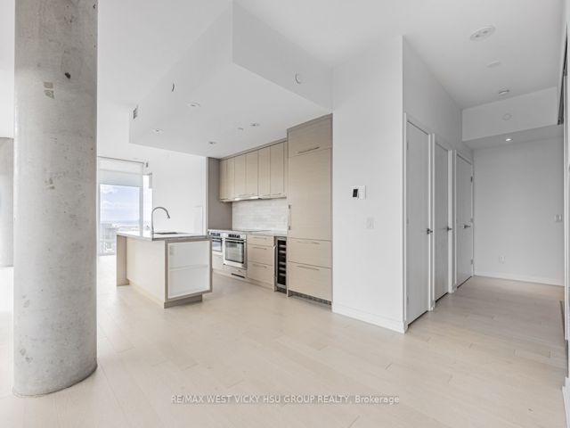 5202 - 488 University Ave