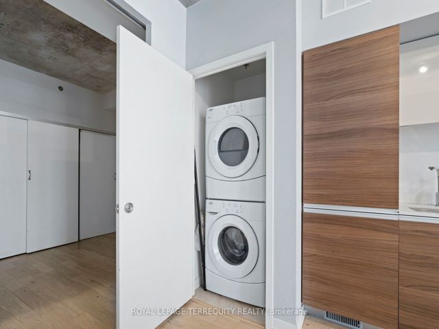 402 - 8 Gladstone Ave