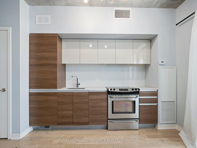 402 - 8 Gladstone Ave
