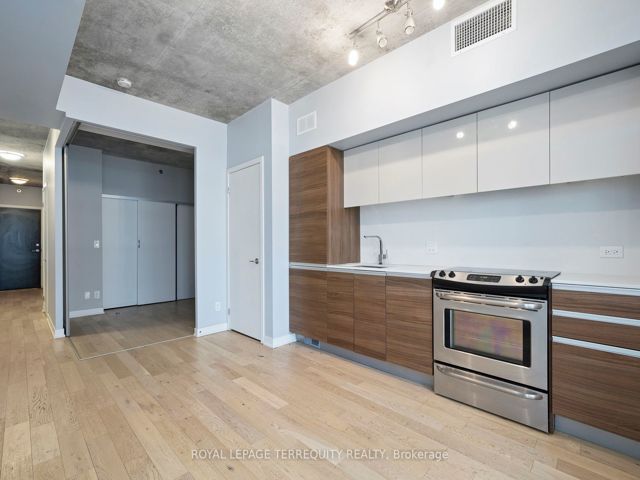 402 - 8 Gladstone Ave