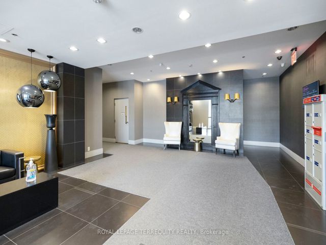 402 - 8 Gladstone Ave
