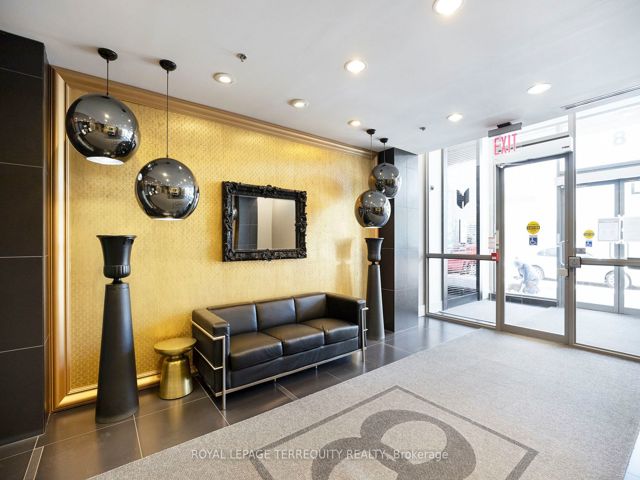 402 - 8 Gladstone Ave