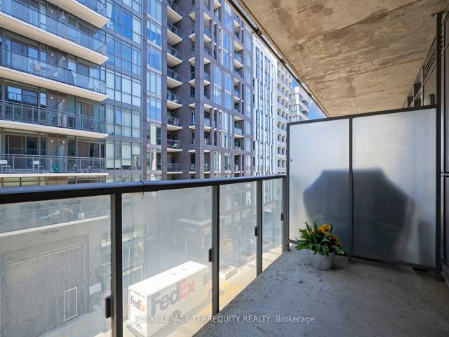 402 - 8 Gladstone Ave