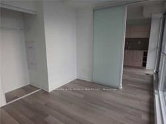 1712 - 290 Adelaide St W