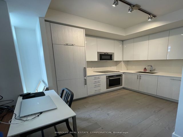 2705 - 330 Richmond St W