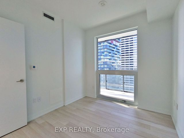 1805 - 39 Roehampton Ave