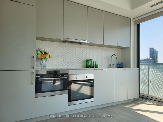 1302 - 15 Queens Quay E