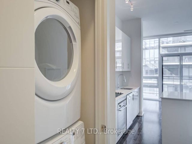 Ph223 - 460 Adelaide St E