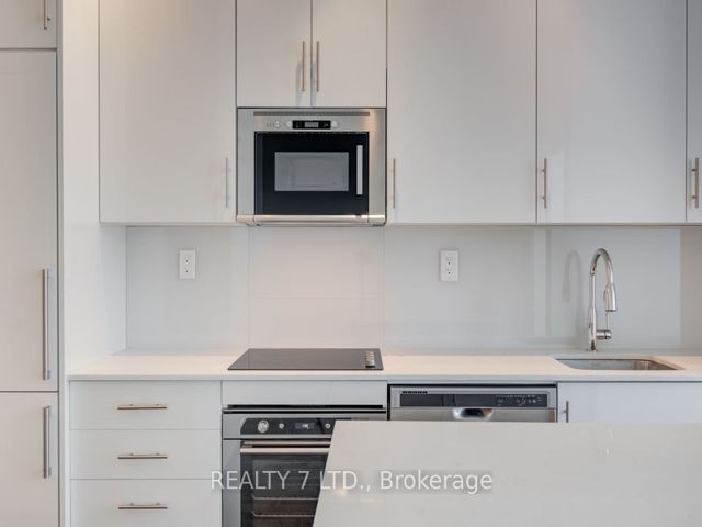 Ph223 - 460 Adelaide St E