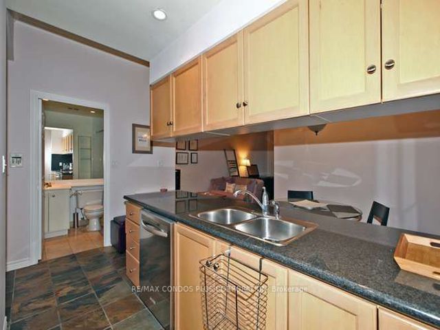 820 - 168 Simcoe St