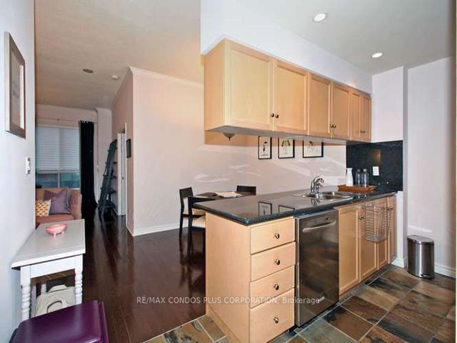 820 - 168 Simcoe St