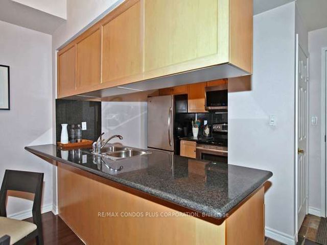 820 - 168 Simcoe St