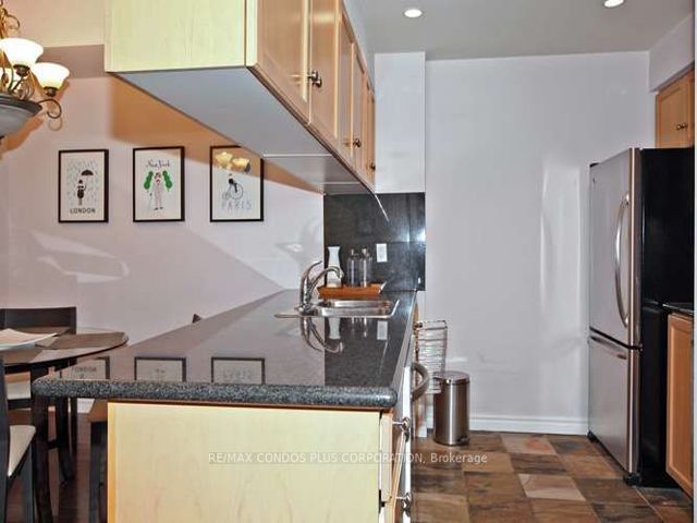 820 - 168 Simcoe St