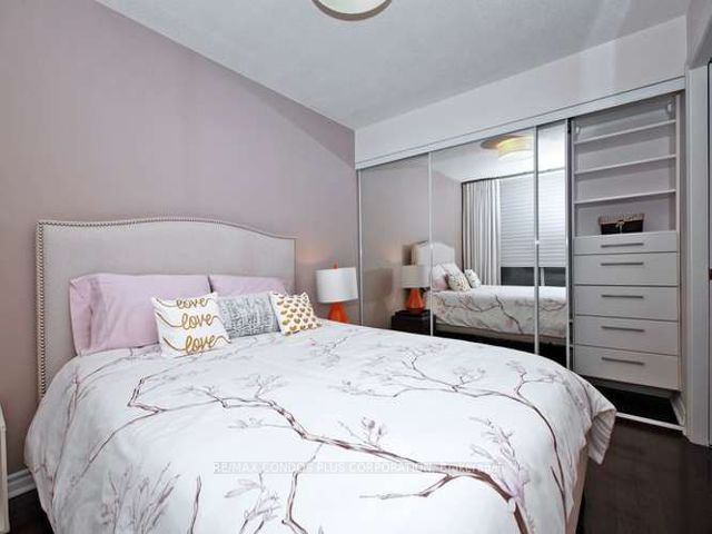 820 - 168 Simcoe St