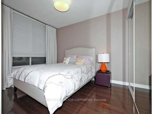 820 - 168 Simcoe St