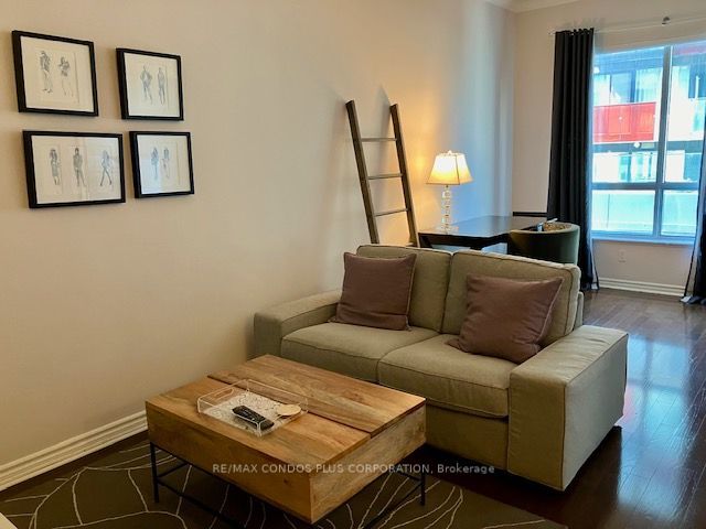 820 - 168 Simcoe St