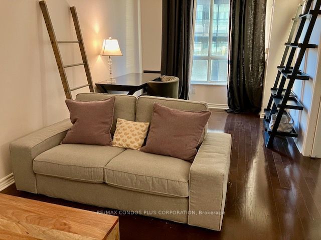 820 - 168 Simcoe St