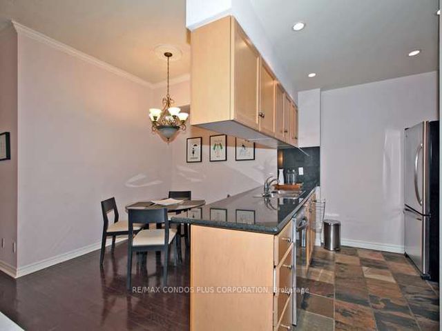 820 - 168 Simcoe St