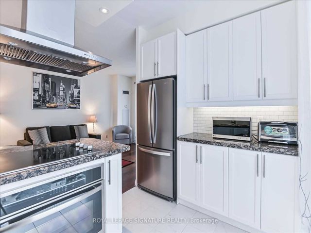 907 - 1121 Bay St