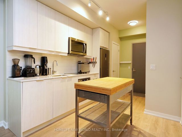 809 - 36 Forest Manor Rd