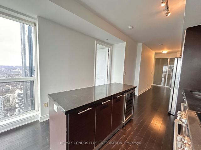 6201 - 388 Yonge St