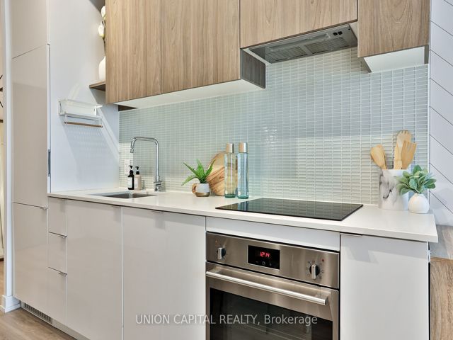 203 - 161 Roehampton Ave N