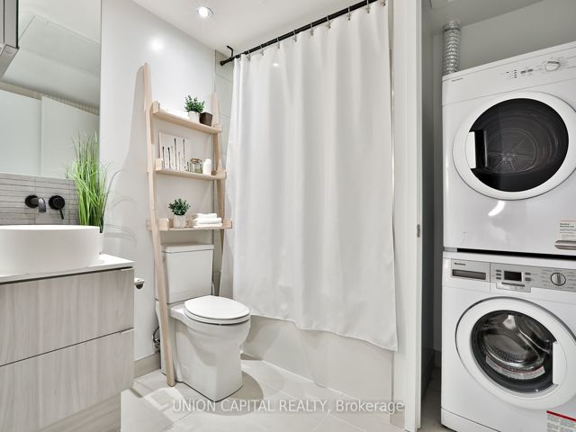 203 - 161 Roehampton Ave N