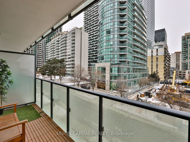 203 - 161 Roehampton Ave N