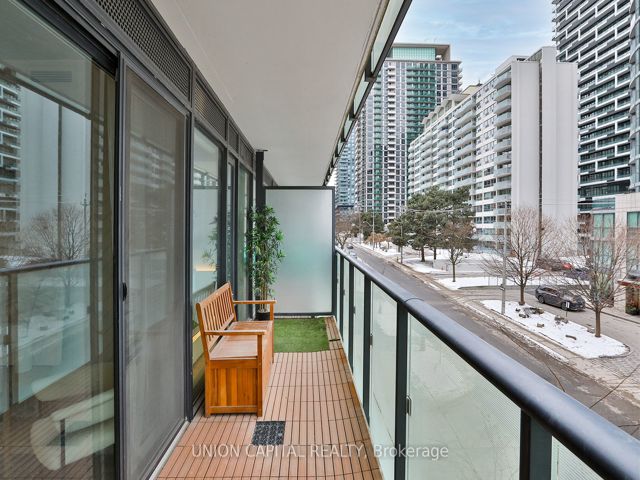 203 - 161 Roehampton Ave N